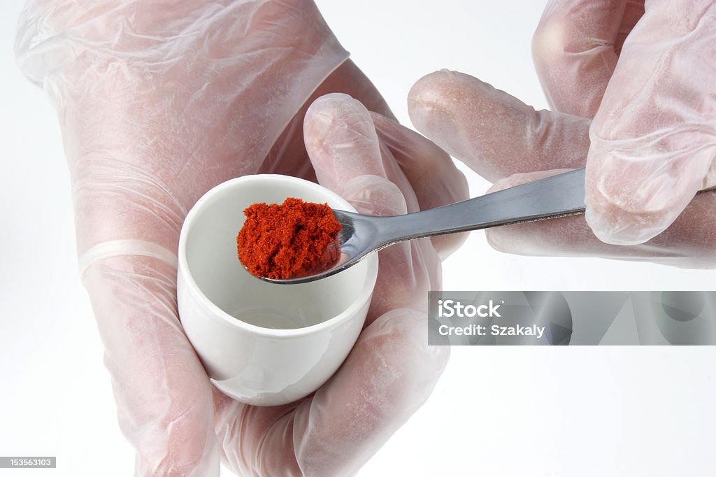 Poudre de Paprika est examinée dans le laboratoire de - Photo de Agent pathogène libre de droits