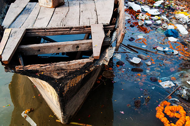 fleuve gange pollution - india ganges river indian culture varanasi photos et images de collection