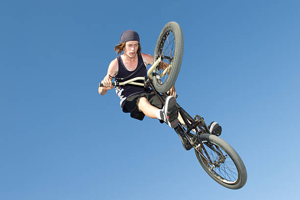 bmx rider a ar livre - bmx cycling sport teenagers only teenager imagens e fotografias de stock