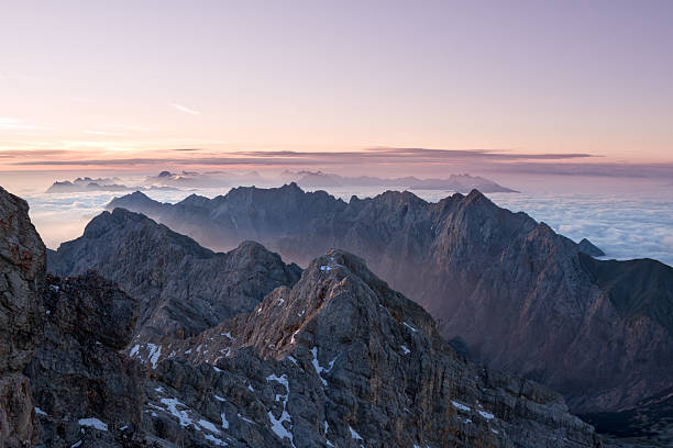 europäische sonnenaufgang - zugspitze mountain bavaria mountain ehrwald stock-fotos und bilder