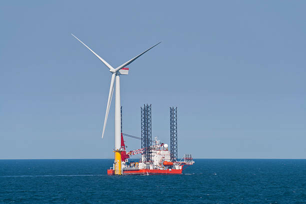 windkraftanlage im bau - sea wind turbine turbine wind stock-fotos und bilder