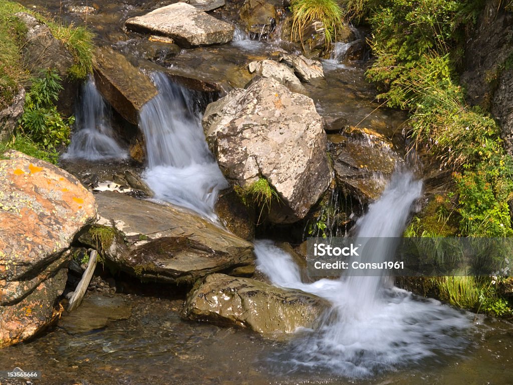 Pequeña catarata - Foto de stock de Agua libre de derechos