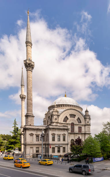 widok z ulicy meclis-i mebusan z widokiem na barokowy meczet dolmabahce, kabatas, dzielnica beyoglu, stambuł, turcja - 1855 zdjęcia i obrazy z banku zdjęć