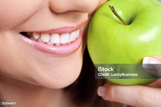Gesunde Zähne Stockfoto und mehr Bilder von Apfel - Apfel, Attraktive Frau, Erwachsene Person