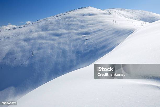 O Snowslope Em Montanhas - Fotografias de stock e mais imagens de Ao Ar Livre - Ao Ar Livre, Azul, Branco