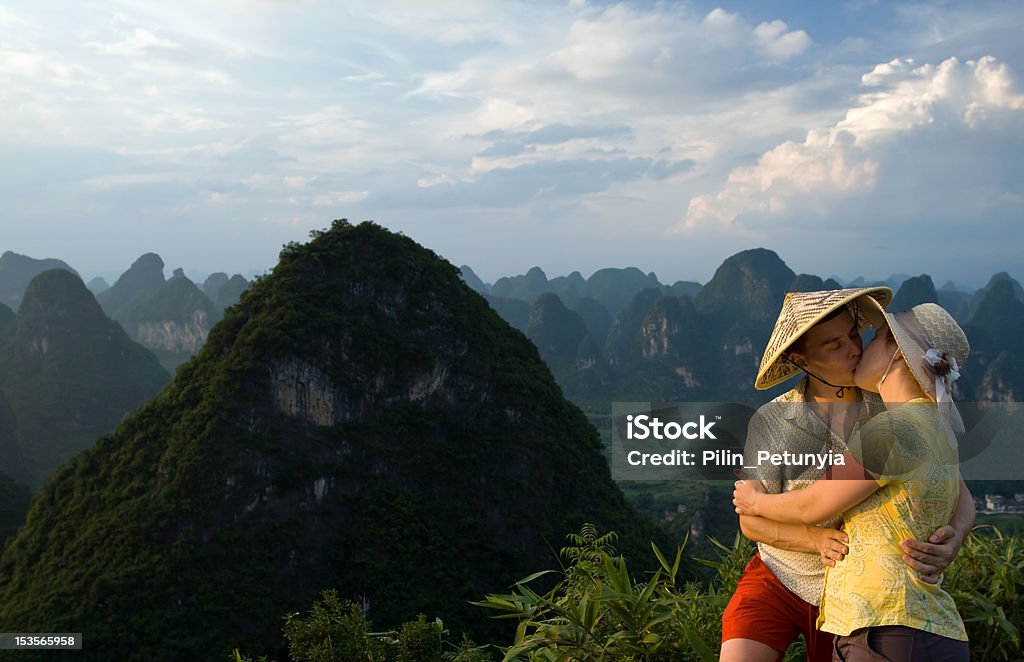 Pareja joven beso en la cima de la montaña - Foto de stock de Adulto libre de derechos