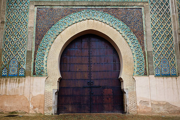 conductos, estilo moro, puerta a la mezquita de la fachada del hotel - heath ceramics fotografías e imágenes de stock
