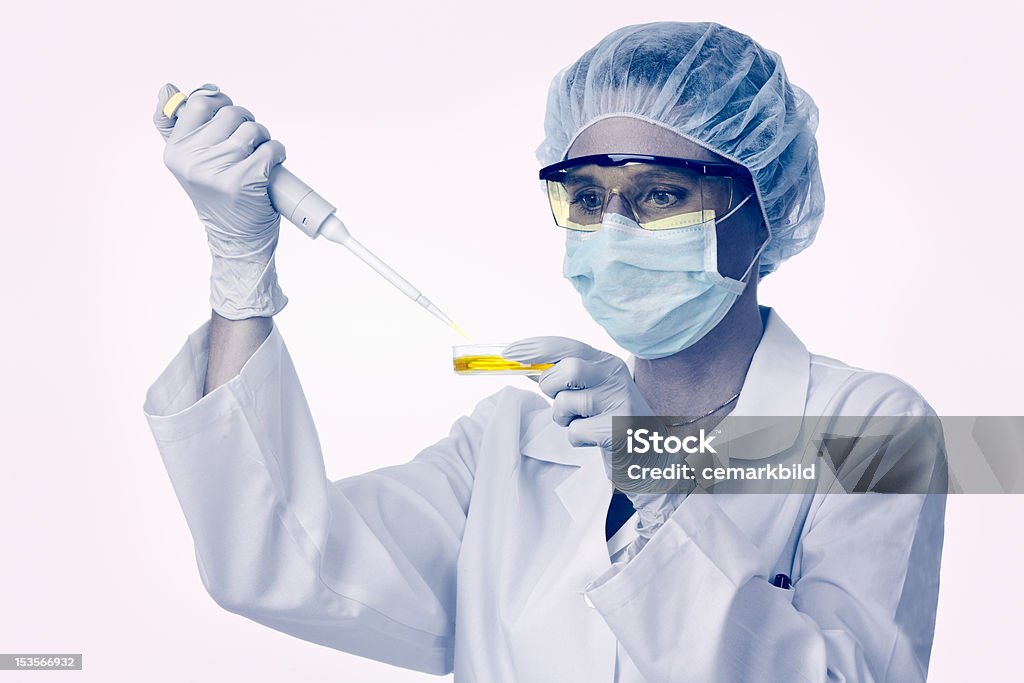 Technicien de laboratoire femelle travaillant avec pipette et jaune liquide - Photo de Adulte libre de droits