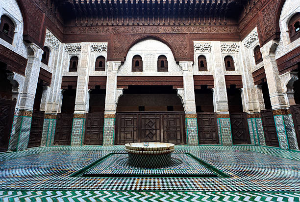 complexo e symetrical interior de muçulmanos madrasah school - heath ceramics - fotografias e filmes do acervo