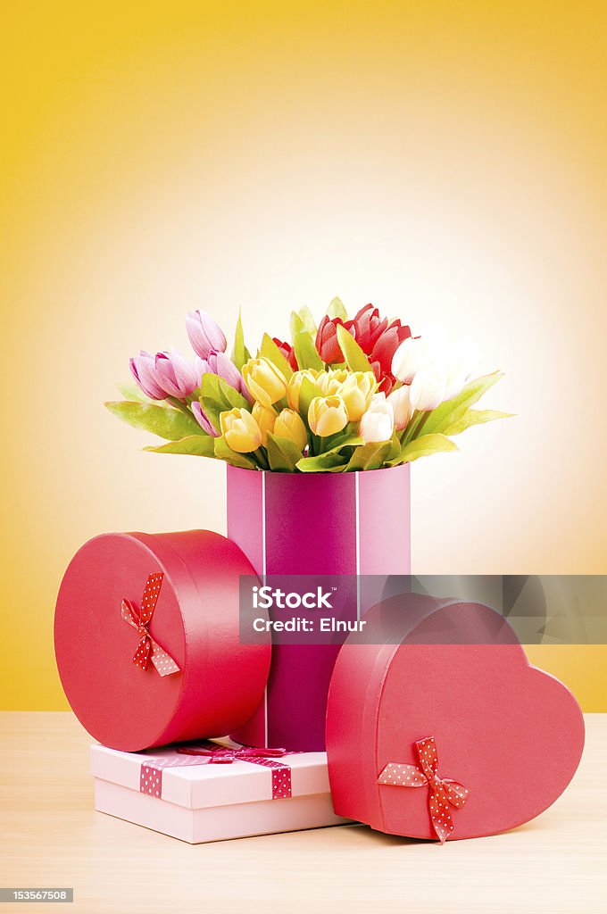 Coffret cadeau et tulipes sur un arrière-Plan dégradé - Photo de Boîte libre de droits