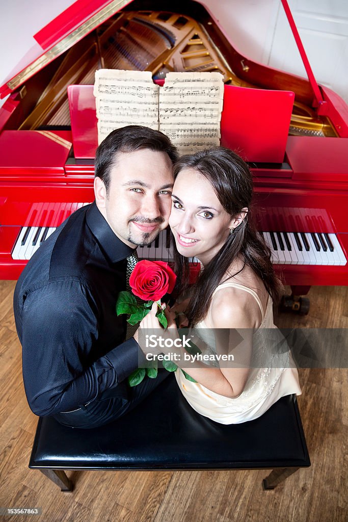 Casal com Rosa vermelha perto de piano - Royalty-free Adulto Foto de stock