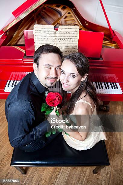 Casal Com Rosa Vermelha Perto De Piano - Fotografias de stock e mais imagens de Adulto - Adulto, Amor, Beleza