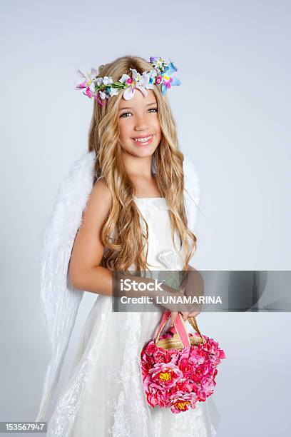 Ángel Niños Girl Holding Flowers Bolsa Con Alas Foto de stock y más banco de imágenes de 6-7 años - 6-7 años, 8-9 años, Ala de animal