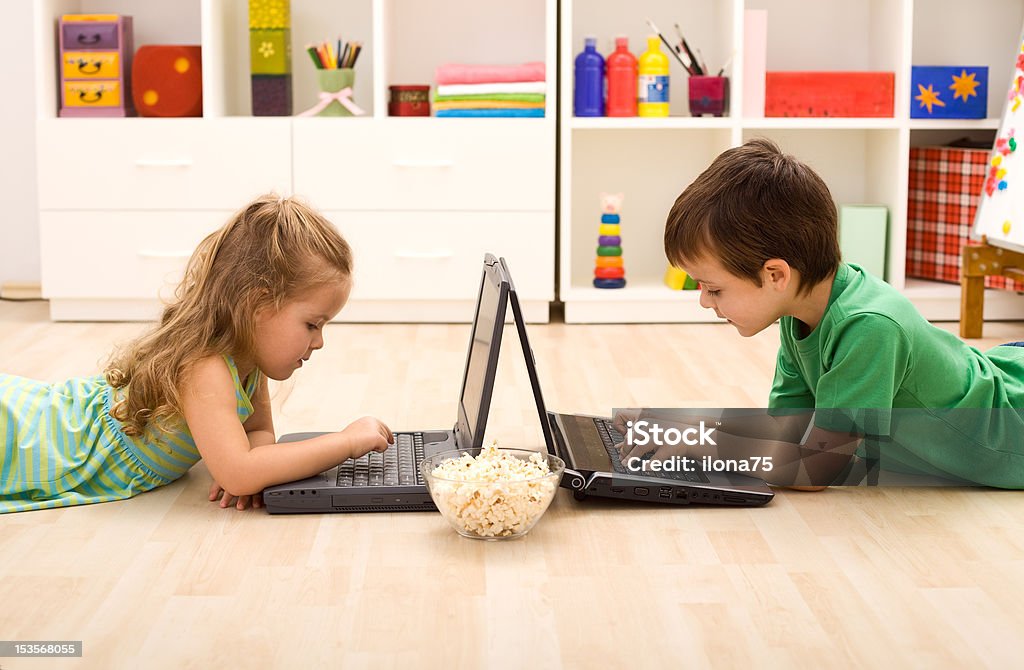 Crianças com computadores portáteis e uma Tigela de Pipocas - Royalty-free Alegria Foto de stock
