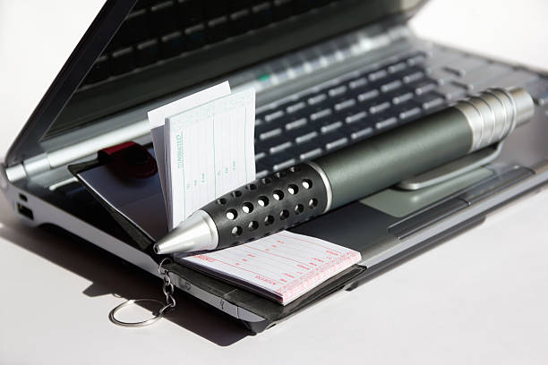 computador com bloco de notas e canetas - workbook notebook pen ballpoint pen - fotografias e filmes do acervo