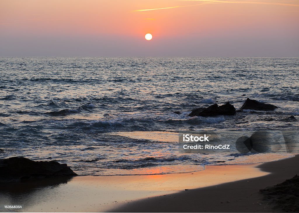 Praia ao pôr-do-sol - Foto de stock de O Anoitecer royalty-free