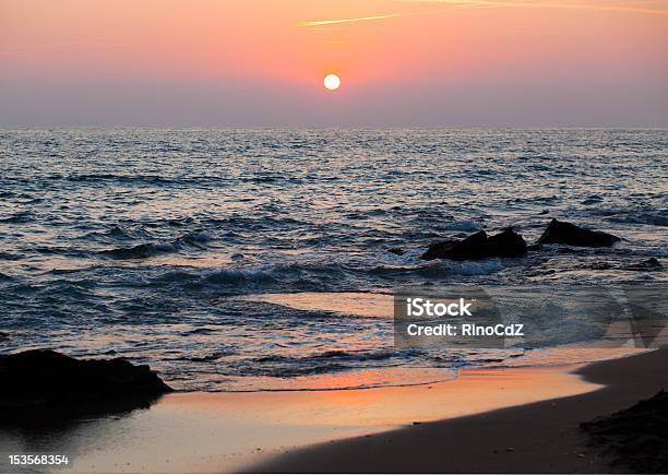 Foto de Praia Ao Pôrdosol e mais fotos de stock de O Anoitecer - O Anoitecer, Areia, Azul