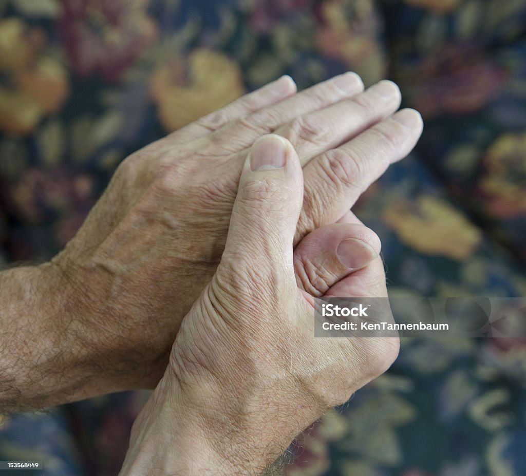 Uomo Massaggiare le mani - Foto stock royalty-free di Artrite deformante