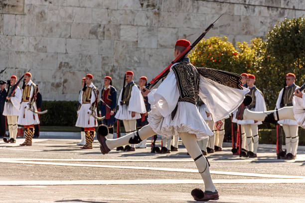 troca de guarda cerimonial de elite evzones perto do parlament grego na praça syntagma. dezembro 23, 2018 - atenas, grécia - syntagma square - fotografias e filmes do acervo