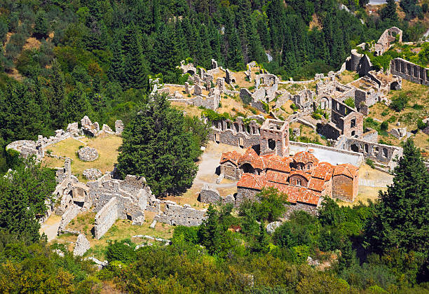 ruines de la vieille ville en mystras, grèce - sparta greece ancient past archaeology photos et images de collection