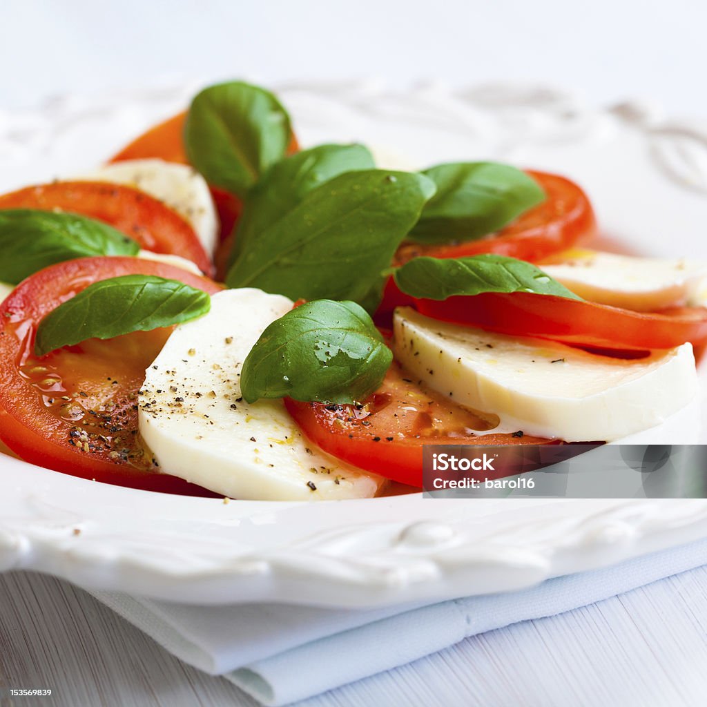 Insalata Caprese - Foto stock royalty-free di Insalata caprese