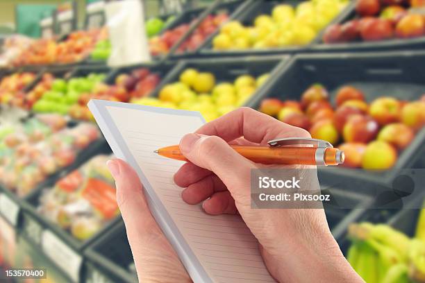 Mão Com Caneta De Escrever Uma Lista De Compras De Supermercado Frutos - Fotografias de stock e mais imagens de Ingrediente