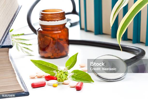 Kräuter In Alternative Medizin Stockfoto und mehr Bilder von Alternative Behandlungsmethode - Alternative Behandlungsmethode, Alternative Medizin, Behälter