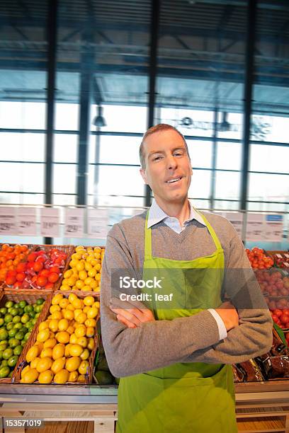 Feliz Dono De Loja De Supermercado - Fotografias de stock e mais imagens de Adulto - Adulto, Amizade, Comida