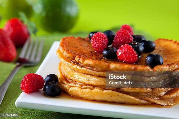 Frittelle Con Mirtilli E Lamponi - Fotografie stock e altre immagini di Calore - Concetto - Calore - Concetto, Catasta, Cibi e bevande