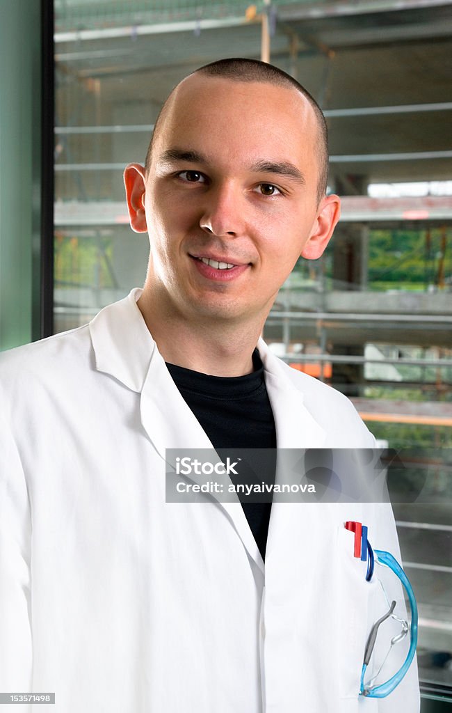 Jovem cientista no enquanto Jaleco de Laboratório - Foto de stock de 25-30 Anos royalty-free