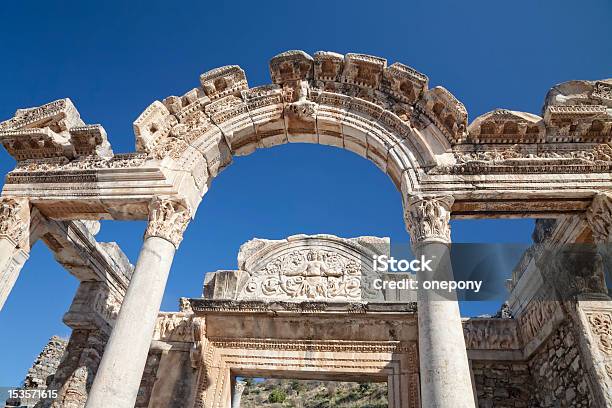 Tempio Di Adriano - Fotografie stock e altre immagini di Antica civiltà - Antica civiltà, Antico - Condizione, Archeologia