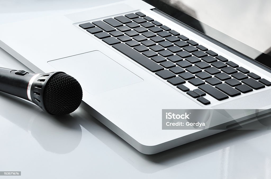 Microphone à un ordinateur portable - Photo de Affichage digital libre de droits