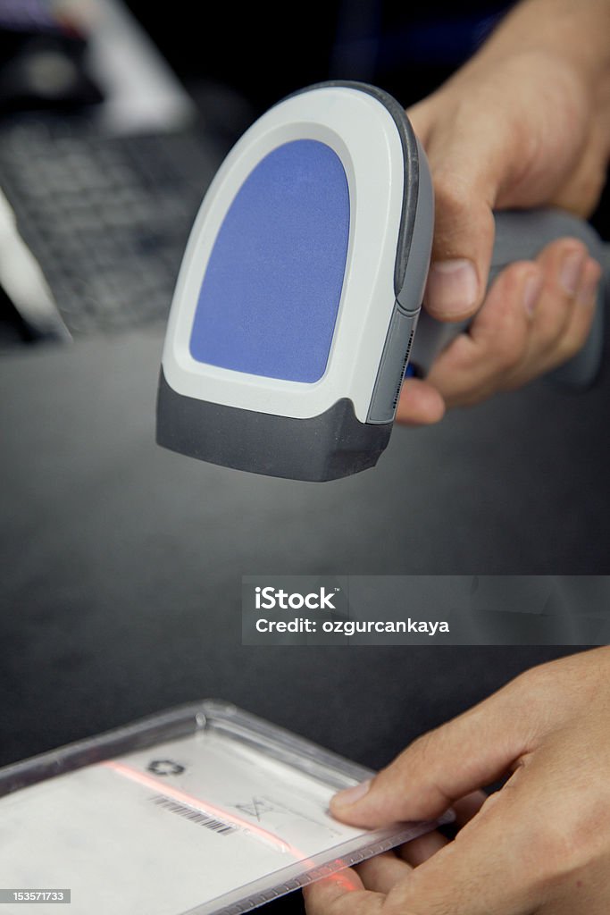 Barcode scaner liegt in den Händen von einem Mann - Lizenzfrei Supermarkt Stock-Foto