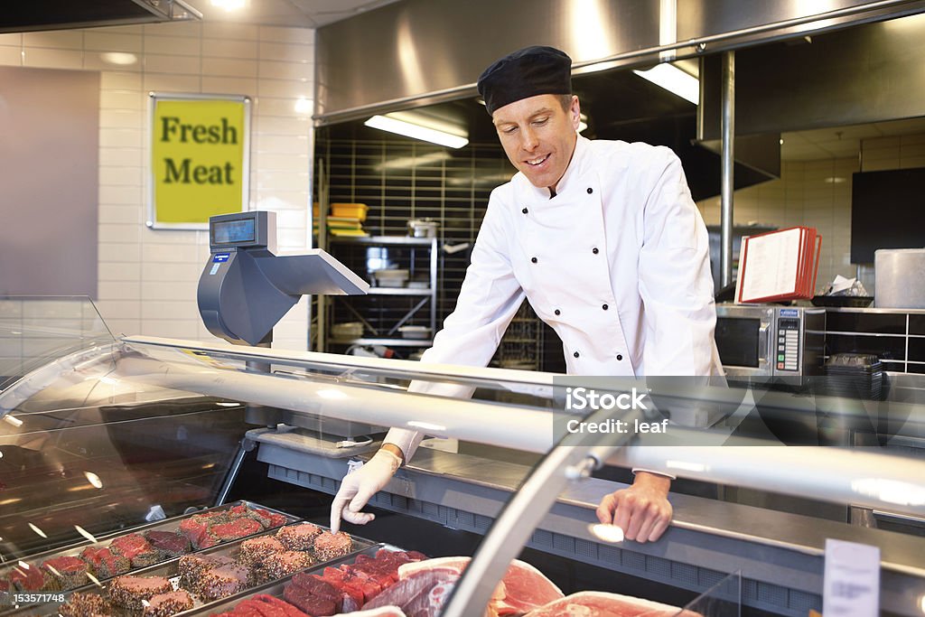 Comptoir de la viande de boucherie fraîche - Photo de Boucherie libre de droits