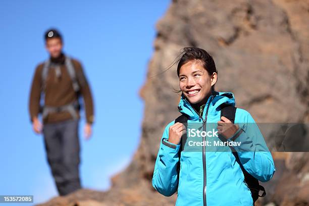 Caminhadas Pessoasretrato Mulher Ao Ar Livre - Fotografias de stock e mais imagens de Ao Ar Livre - Ao Ar Livre, Homens, Mulheres