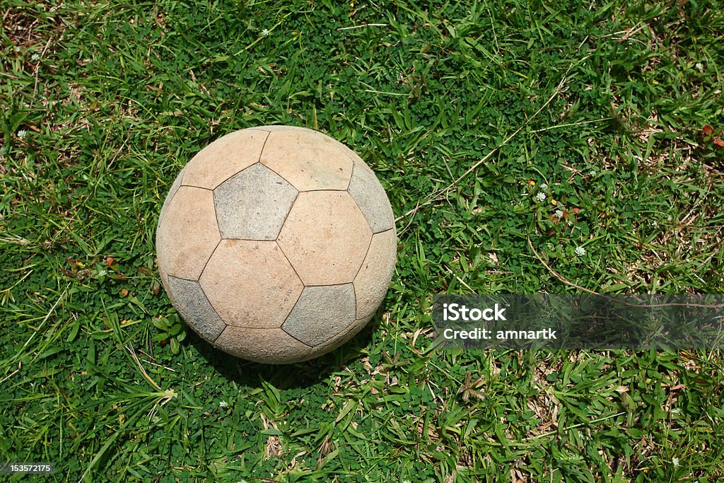 Ballon de football sur le terrain - Photo de Balle ou ballon libre de droits