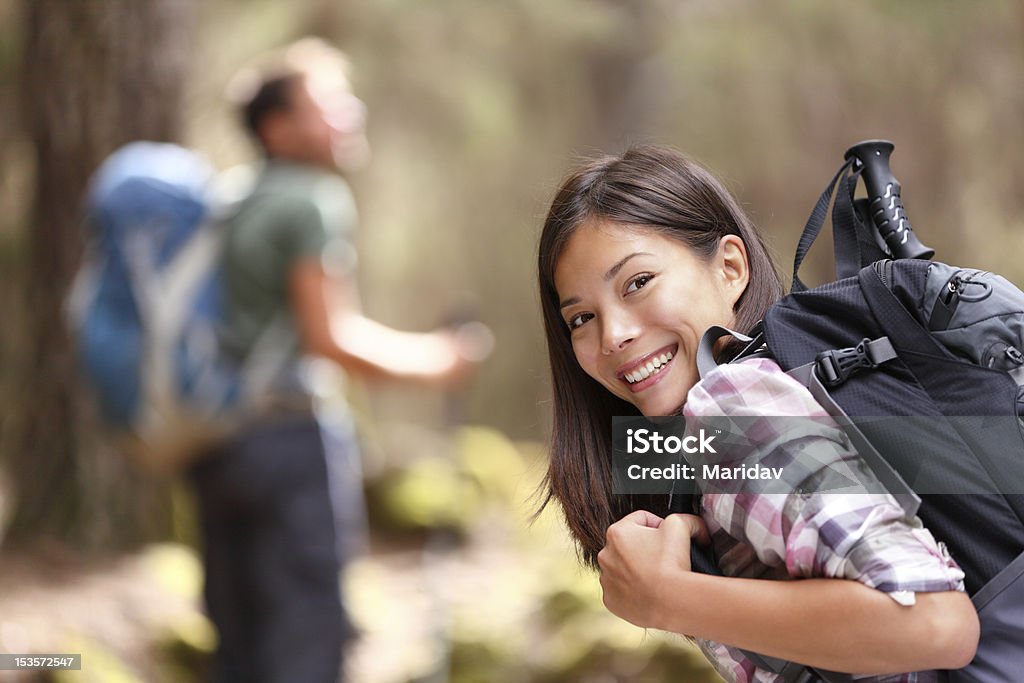 Scarpa da trekking nella foresta - Foto stock royalty-free di Escursionismo