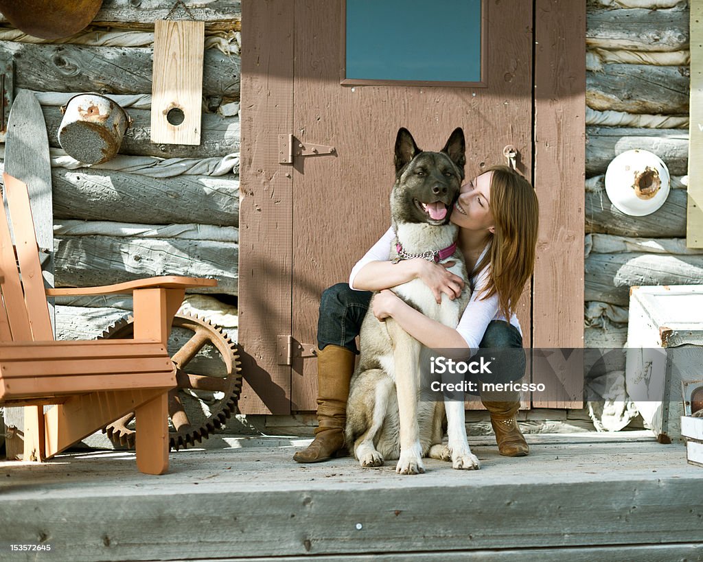 Yong Frau mit Ihrem besten Freund - Lizenzfrei Blockhütte Stock-Foto