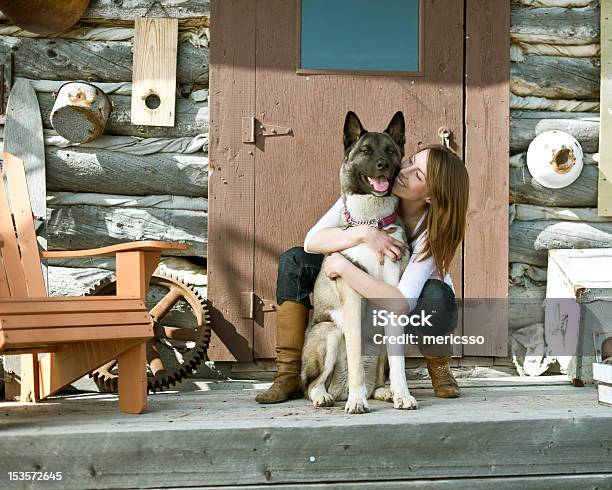 Yong Mujer Con Mejor Amigo Foto de stock y más banco de imágenes de Cabaña de madera - Cabaña de madera, Perro, Veranda