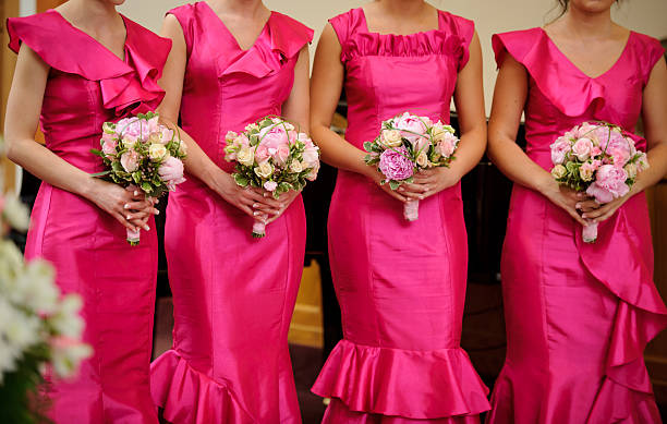 ряд подружек невесты с букеты на свадебной церемонии - beauty teenage girls women in a row стоковые фото и изображения