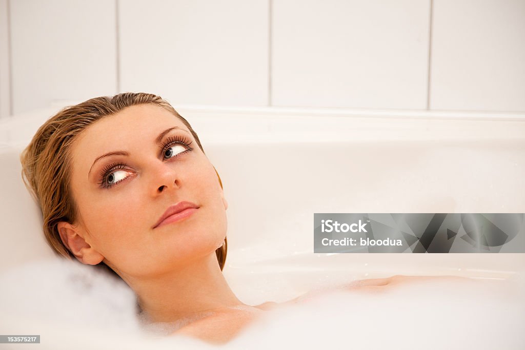 Frau entspannt in der Badewanne - Lizenzfrei Aromatherapie Stock-Foto