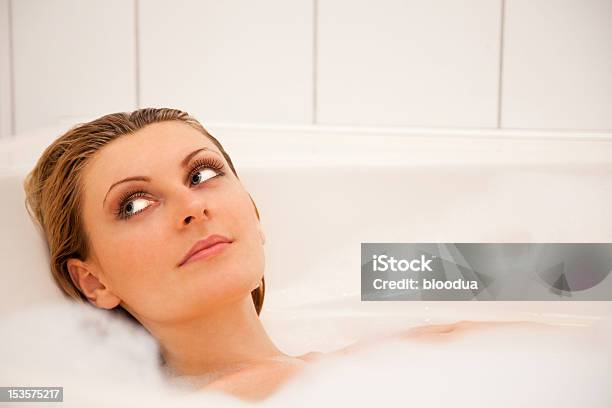 Frau Entspannt In Der Badewanne Stockfoto und mehr Bilder von Aromatherapie - Aromatherapie, Attraktive Frau, Badewanne