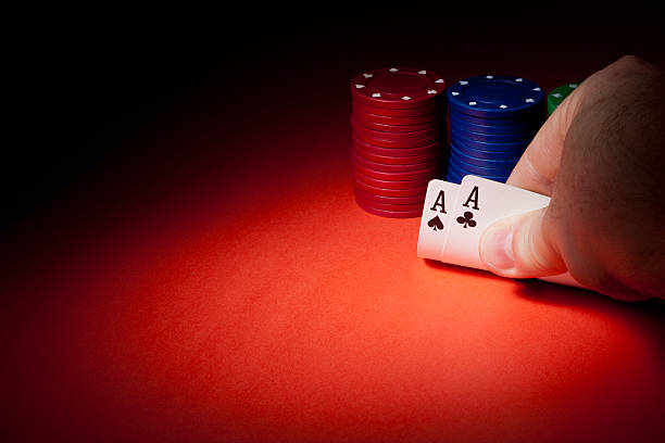 покер фишки и карманом aces - pair of aces стоковые фото и изображения