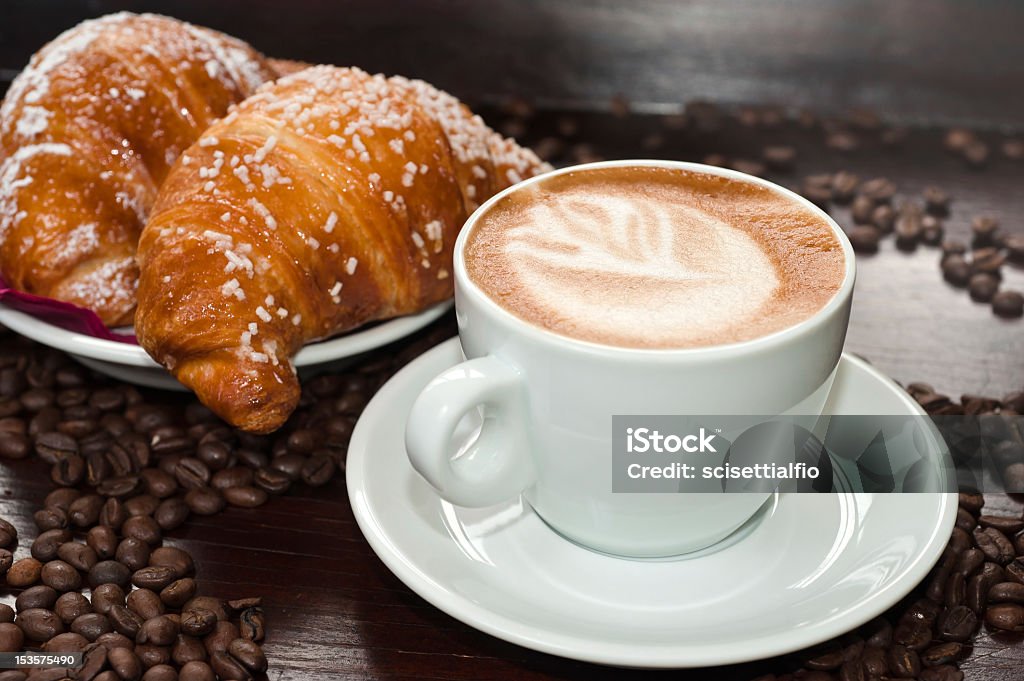 Brioches e cappuccino - Foto de stock de Croassão royalty-free
