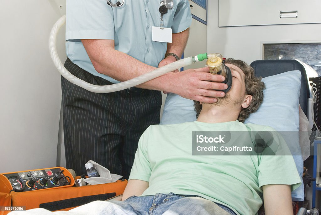 Pacjenta w pogotowie ratunkowe - Zbiór zdjęć royalty-free (Ambulans)