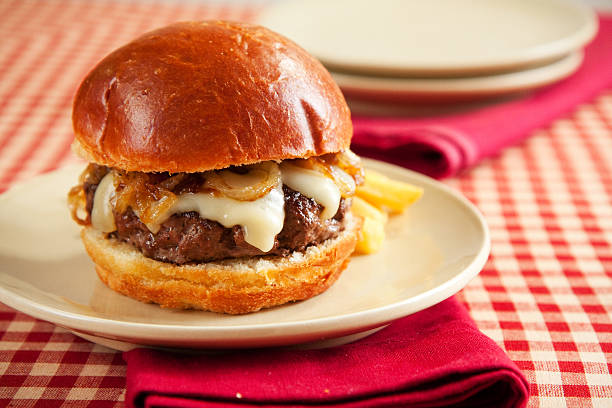 cheeseburger - pan brioche foto e immagini stock