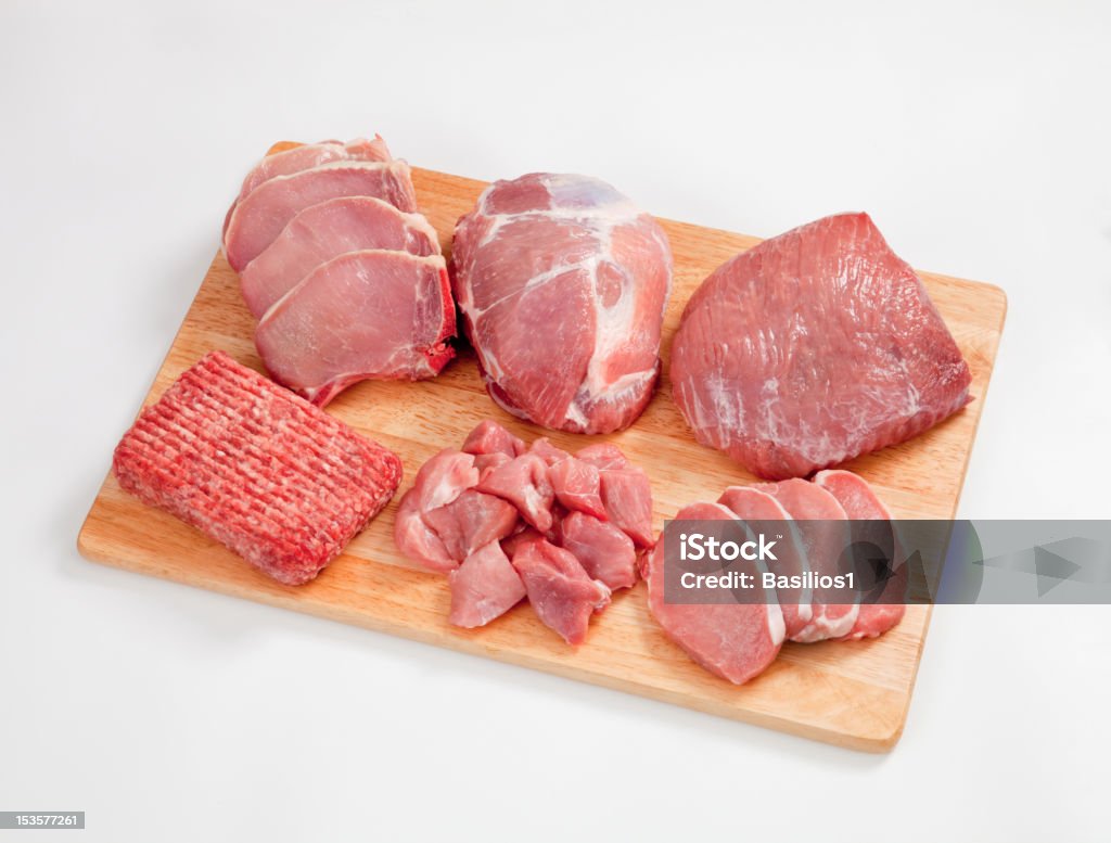 Tipo diferente de materias primas la carne en una tabla de cortar - Foto de stock de Carne libre de derechos