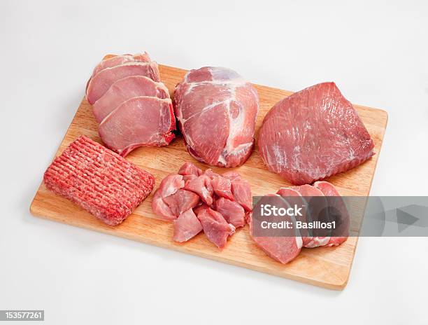 Tipo Diferente De Materias Primas La Carne En Una Tabla De Cortar Foto de stock y más banco de imágenes de Carne