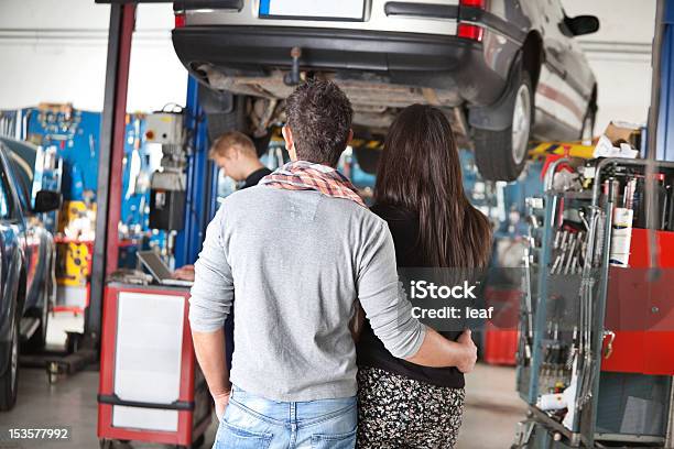 Vista Traseira Do Jovem Casal Na Garagem - Fotografias de stock e mais imagens de Mecânico de Carros - Mecânico de Carros, Sexo Feminino, Adulto