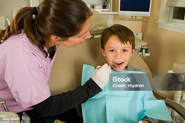 口頭子供の歯の診察を行って - きれいにするのストックフォトや画像を多数ご用意 - きれいにする, ヒトの歯, 人体部位